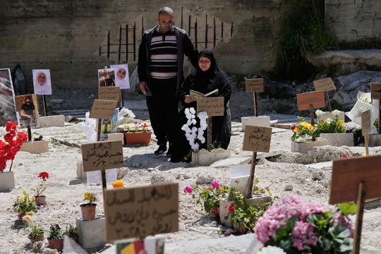Συλλογικά και δημοσιογραφικά